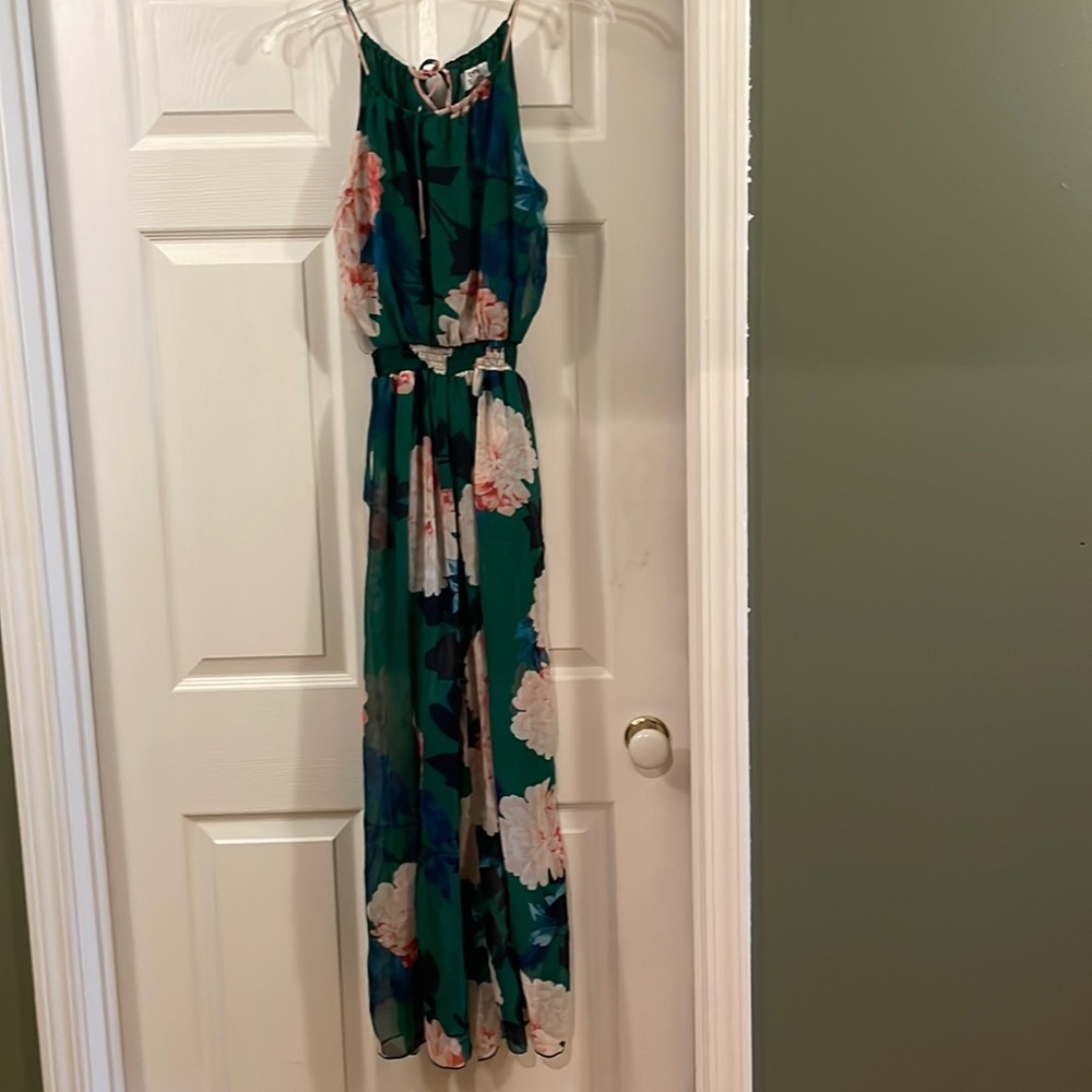 Beautiful, floral, sleeveless jumpsuit.